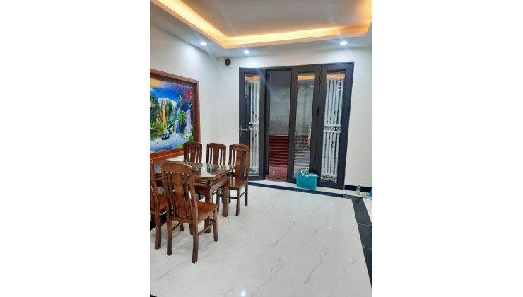 Bán nhà Khương Đình, vài bước ra phố, tặng full nội thất, 40m2 x 5 tầng, MT 4m, chỉ 4.6 tỷ.